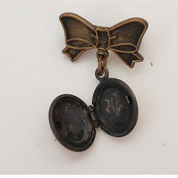 VINTAGE 1960s Miniature Brass Pin Brooch Locket Collectible - Picture 6 of 6